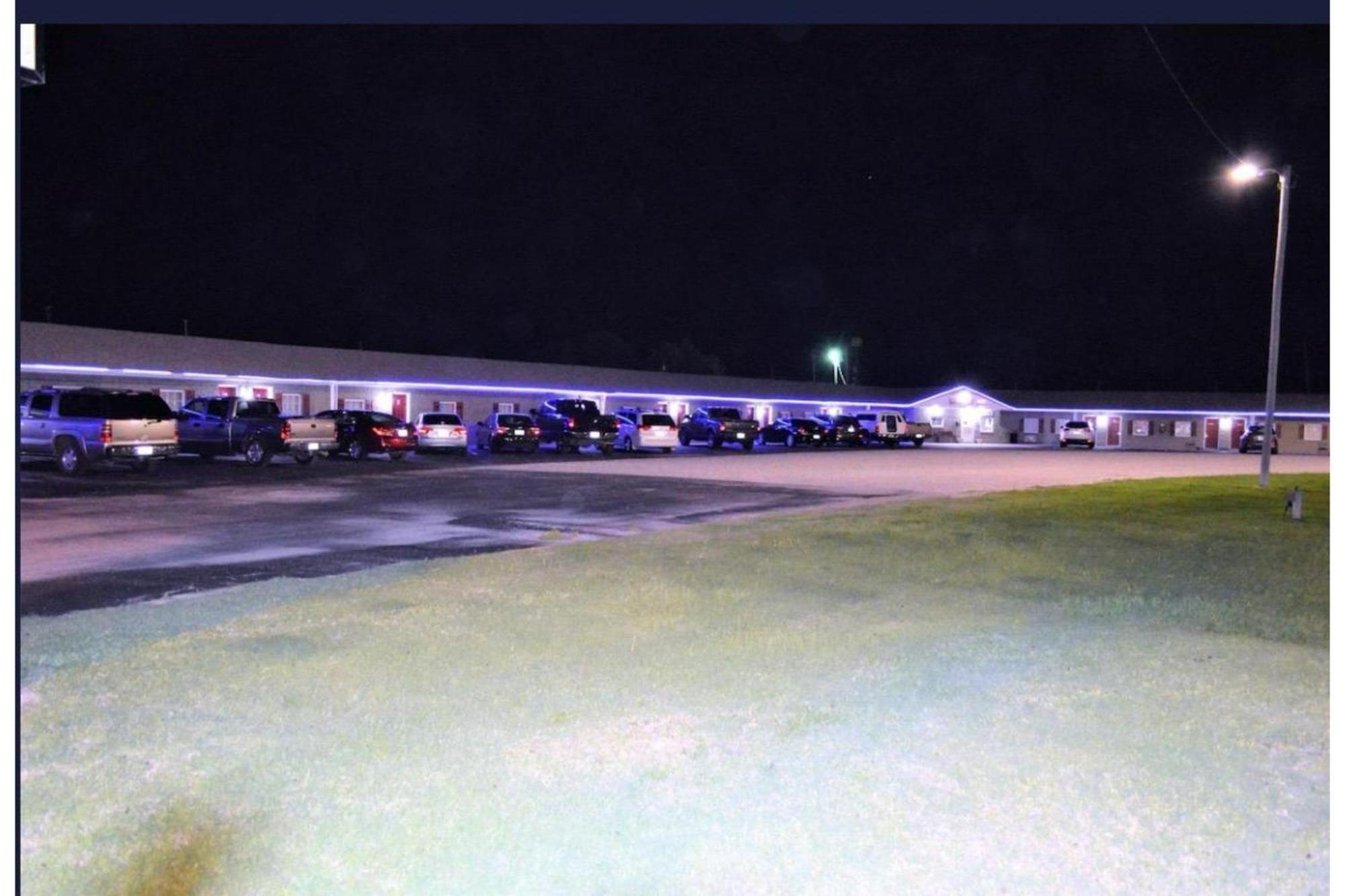 Green Acre Motel By Oyo Near Rush County Airport La Crosse Exterior foto